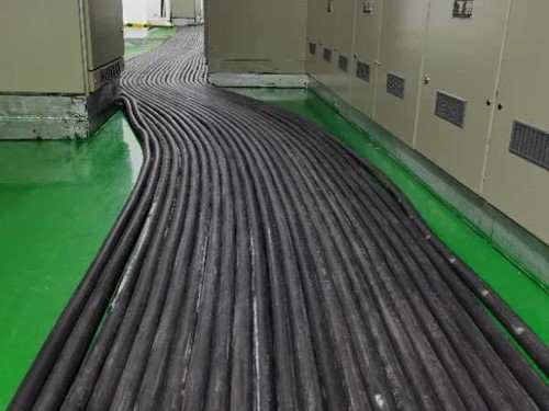 西和如何根据理论计算公式计算温度对特定电压测量结果的影响?